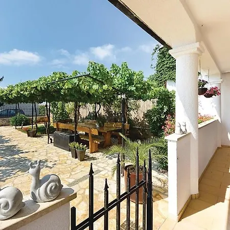 With A Swimming Pool - 13020 פולה