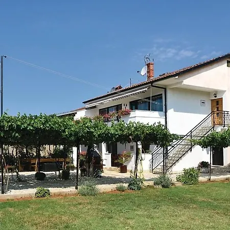 Apartment With A Swimming Pool - 13020