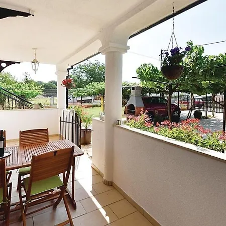 Apartment With A Swimming Pool - 13020