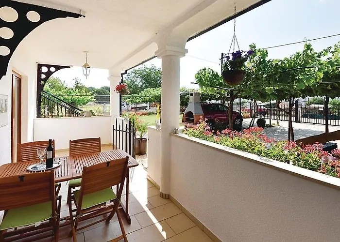 Apartment With A Swimming Pool - 13020